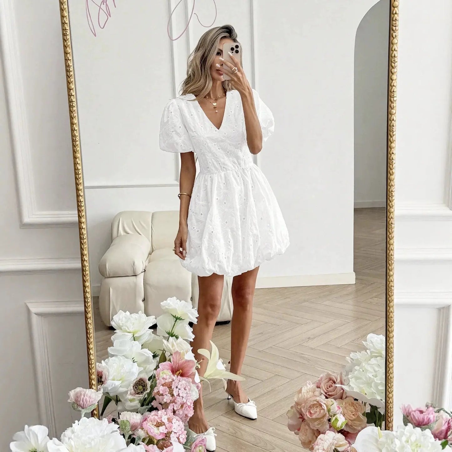 SecretBombe robe blanche courte en broderie anglaise pour femme vue de face