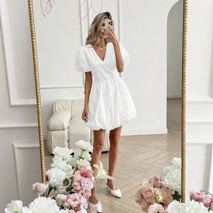 SecretBombe robe blanche courte en broderie anglaise pour femme vue de face