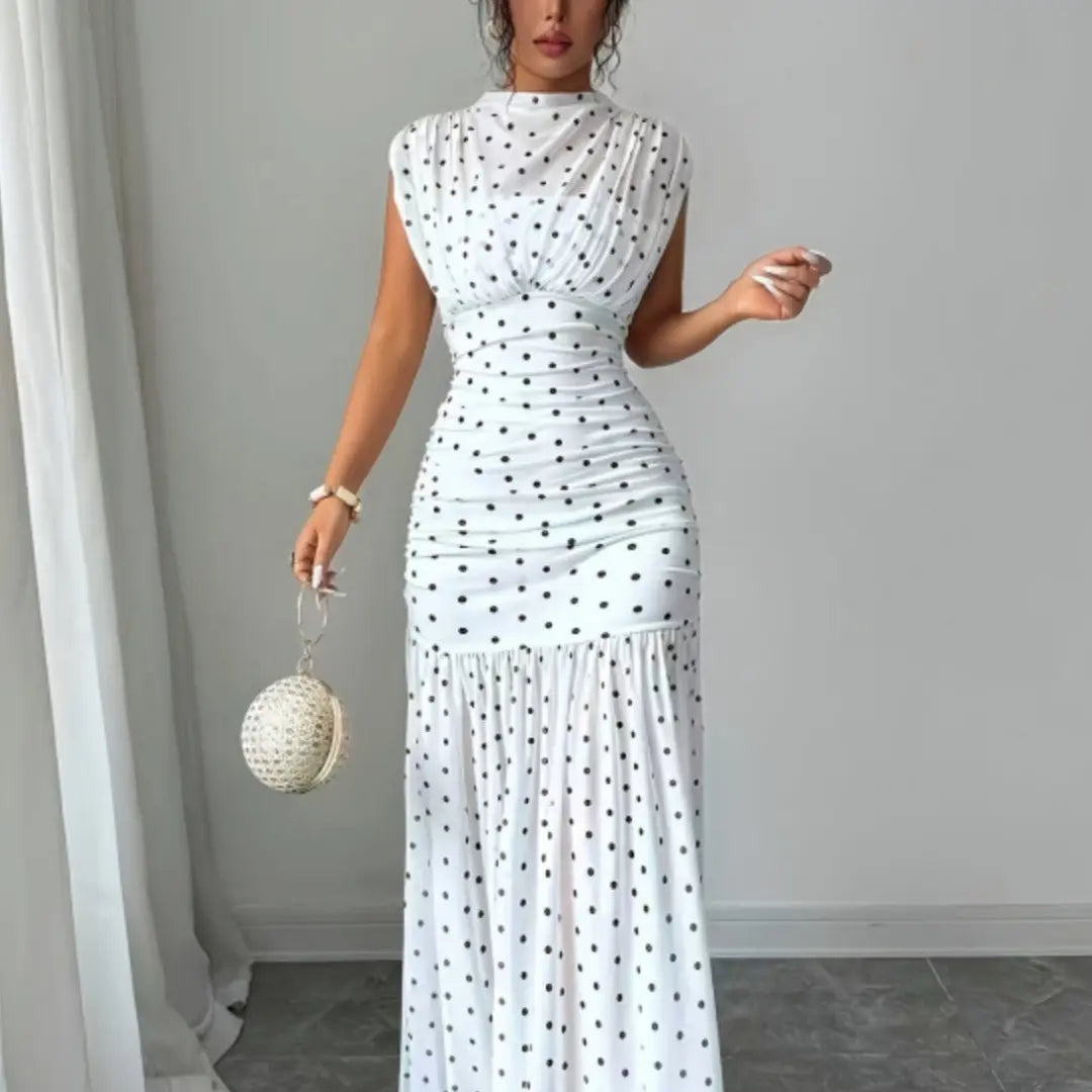Robe élégante blanche à pois noirs SecretBombe avec silhouette longue et ajustée