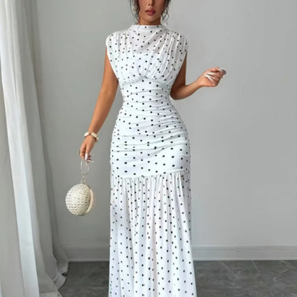 Robe élégante blanche à pois noirs SecretBombe avec silhouette longue et ajustée