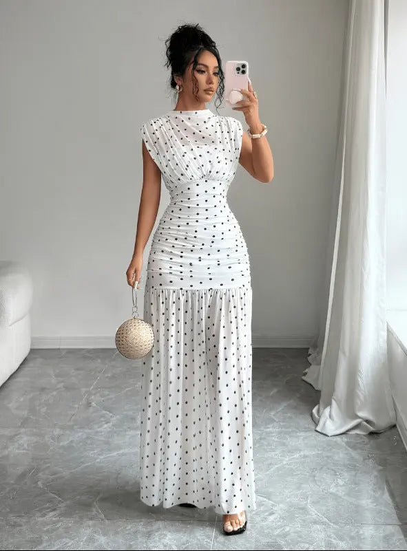Robe longue sans manches blanche à pois noirs SecretBombe portée par une femme