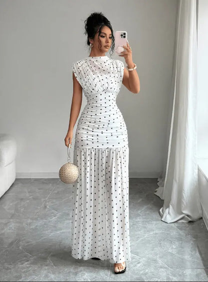 Robe longue sans manches blanche à pois noirs SecretBombe portée par une femme