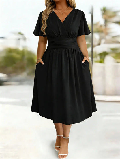 Robe midi noire SecretBombe à col V, manches courtes et coupe féminine