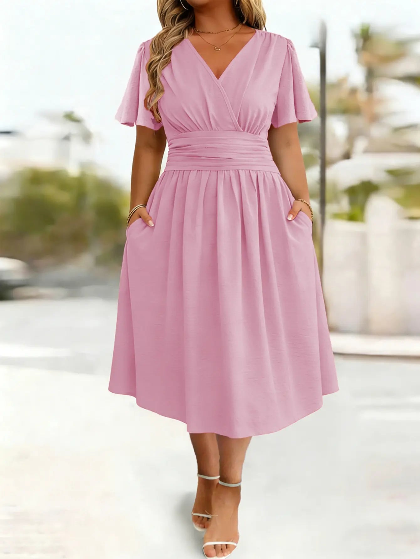 Robe rose mi-longue SecretBombe élégante avec jupe évasée et taille cintrée