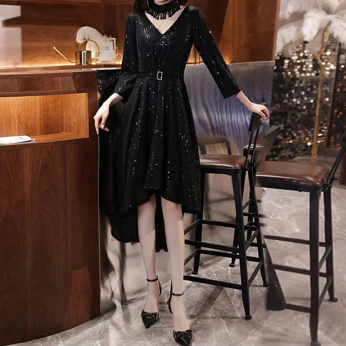 Gros plan sur tissu pailleté de la robe de soirée SecretBombe, polyester scintillant