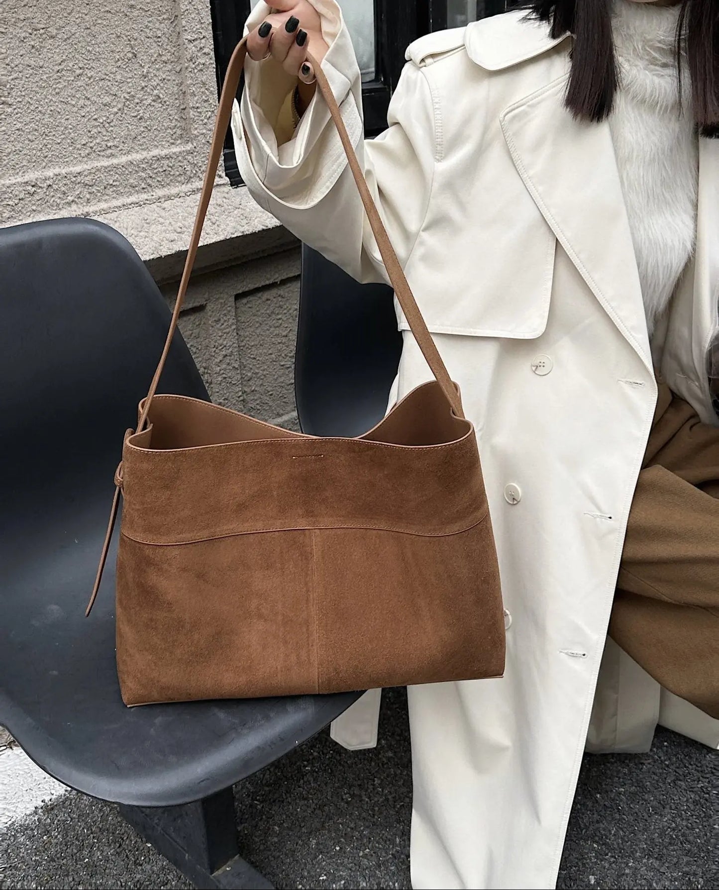 Sac femme gris SecretBombe porté épaule look chic urbain