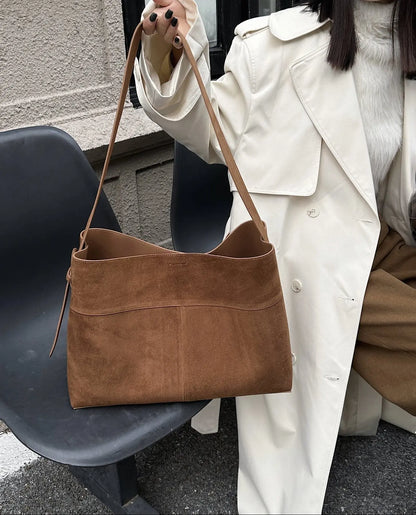 Sac femme gris SecretBombe porté épaule look chic urbain