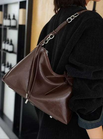 Sac femme marron caramel SecretBombe porté épaule look chic urbain