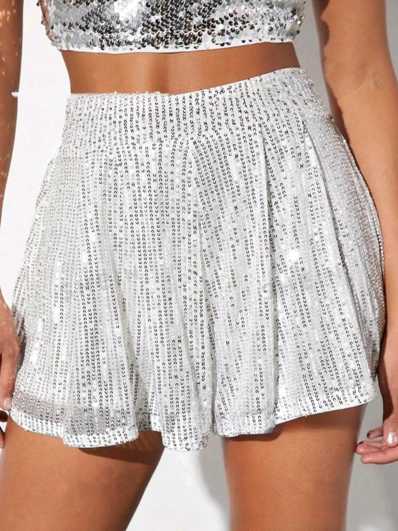 Short-jupe blanc brillant au style glamour - SecretBombe.