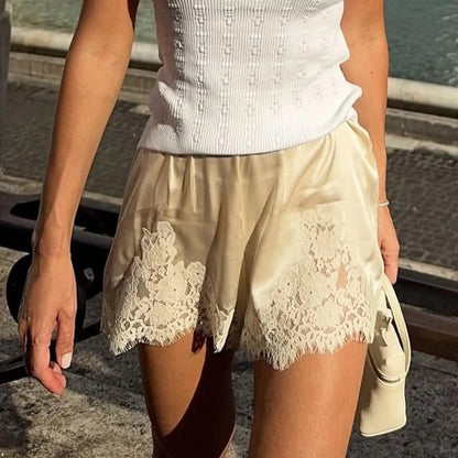 Short satin beige lumineux raffiné Short satin beige lumineux raffiné