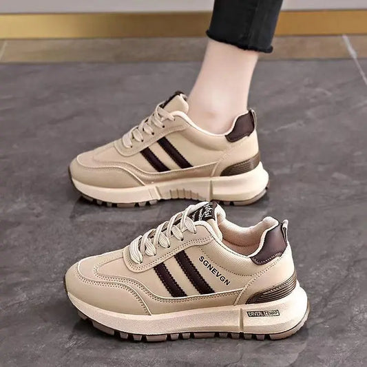 Baskets femme tendance beige avec rayures marron look moderne SecretBombe