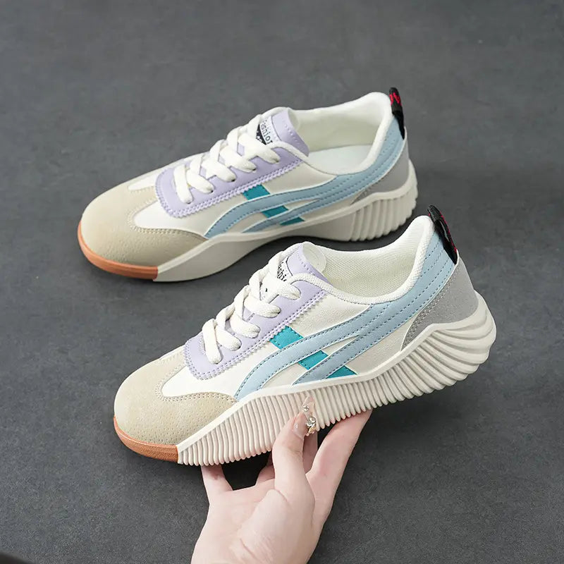 Sneakers femme style urbain doux beige et bleu pastel SecretBombe