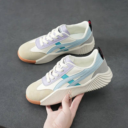 Sneakers femme style urbain doux beige et bleu pastel SecretBombe