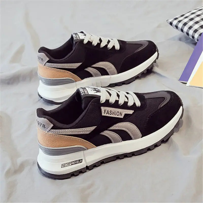 Sneakers femme noir et beige style urbain chic confortable SecretBombe