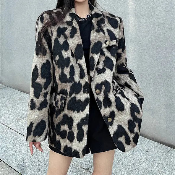 Détails boutons veste léopard femme élégante – SecretBombe