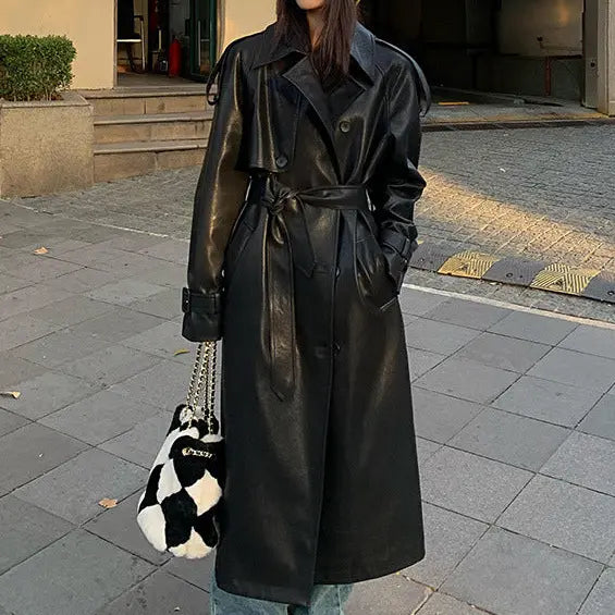 La Veste longue femme en cuir végan noir – Élégance urbaine ceinturée | SecretBombe