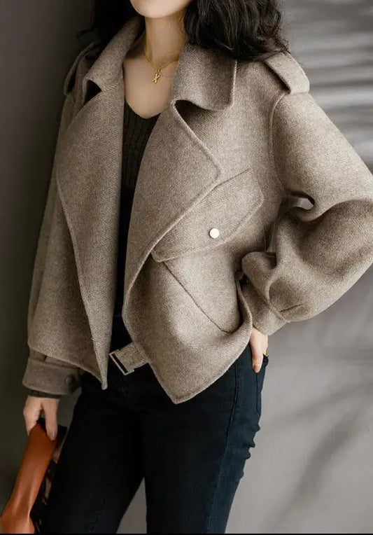Détail col veste tweed femme taupe élégante – SecretBombe