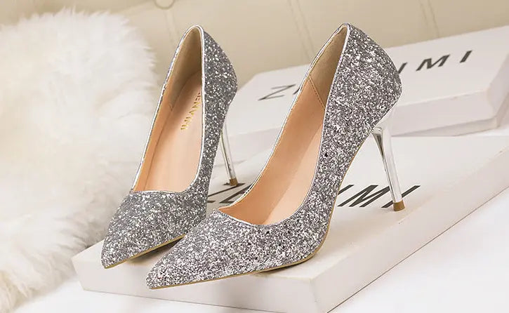Les Escarpins Pailletés Dorés à Talons Hauts