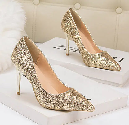 Les Escarpins Pailletés Dorés à Talons Hauts