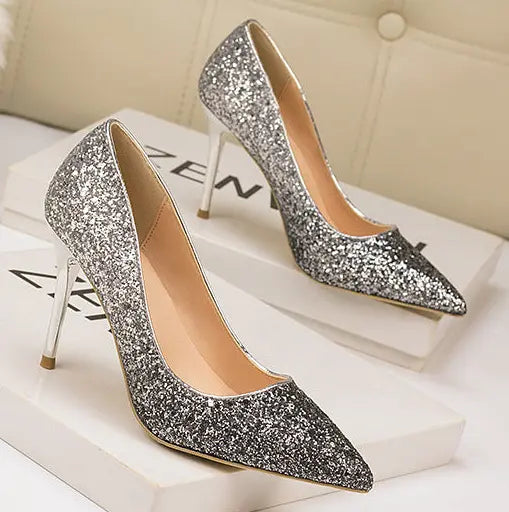 Les Escarpins Pailletés Dorés à Talons Hauts