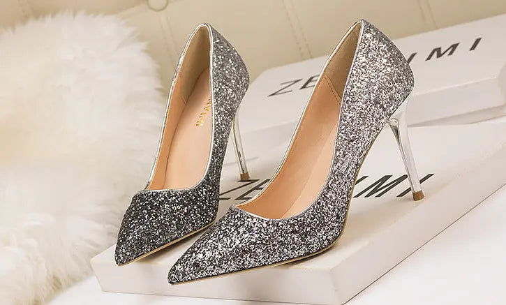 Les Escarpins Pailletés Dorés à Talons Hauts