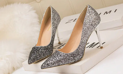 Les Escarpins Pailletés Dorés à Talons Hauts