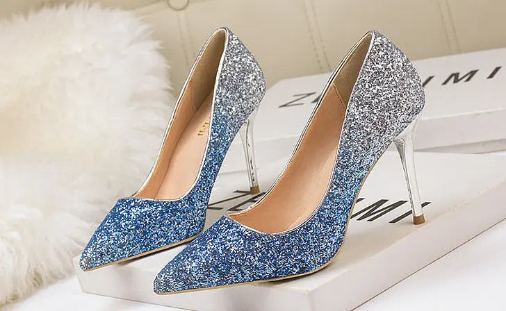 Les Escarpins Pailletés Dorés à Talons Hauts