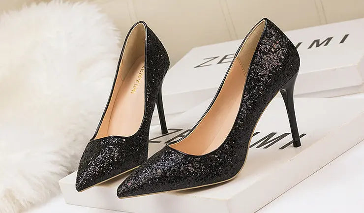 Les Escarpins Pailletés Dorés à Talons Hauts