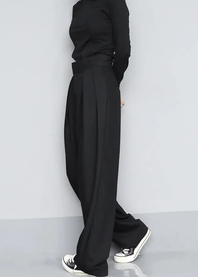 Look urbain femme avec pantalon large polyester SecretBombe, top ajusté et chaussures à talons