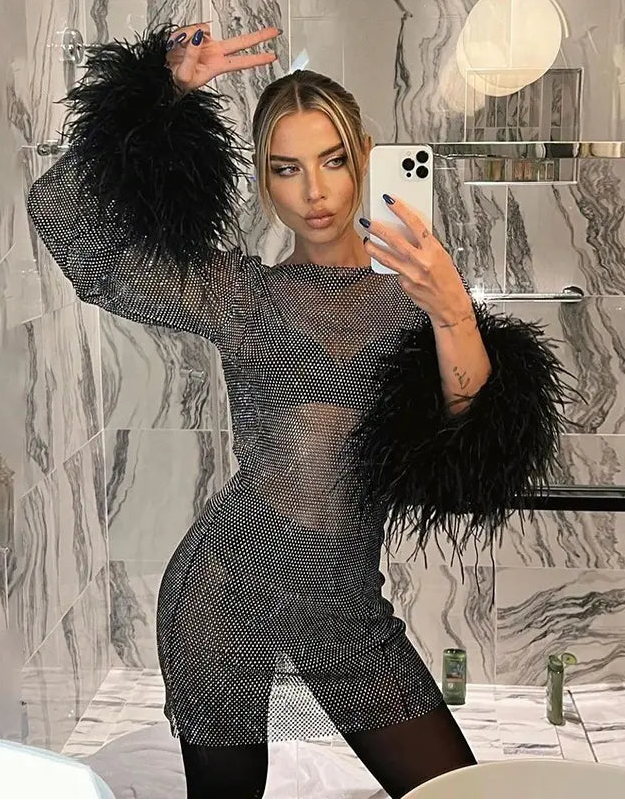 "Robe de soirée noire à manches longues avec plumes SecretBombe, coupe crayon, tissu métallisé scintillant, look glamour et élégant"