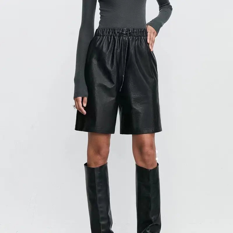 Short cuir femme avec lien de serrage à la taille et coutures apparentes