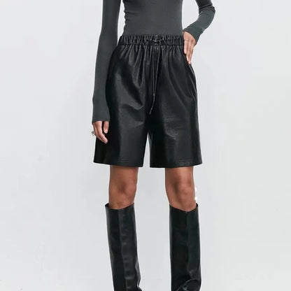 Short cuir femme avec lien de serrage à la taille et coutures apparentes