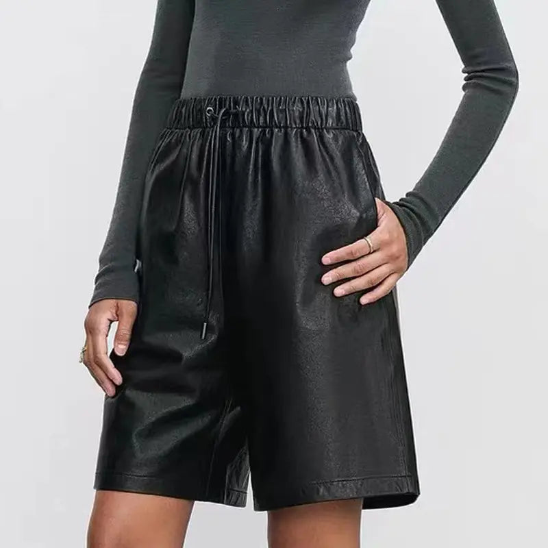 Silhouette élégante en short cuir femme taille haute et coupe urbaine