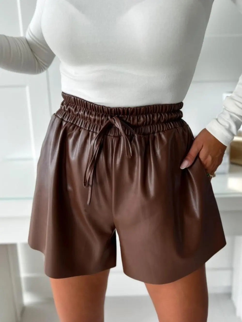 Short marron femme en cuir végan à taille élastiquée SecretBombe