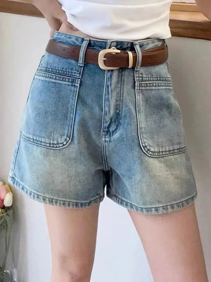 Short denim femme bleu clair à grandes poches pour un look décontracté SecretBombe