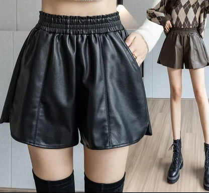 Short effet cuir femme porté avec pull chic SecretBombe