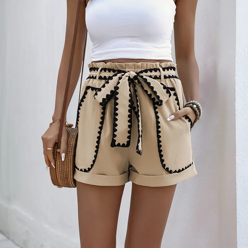 Short femme beige à coupe ample et détails noirs SecretBombe