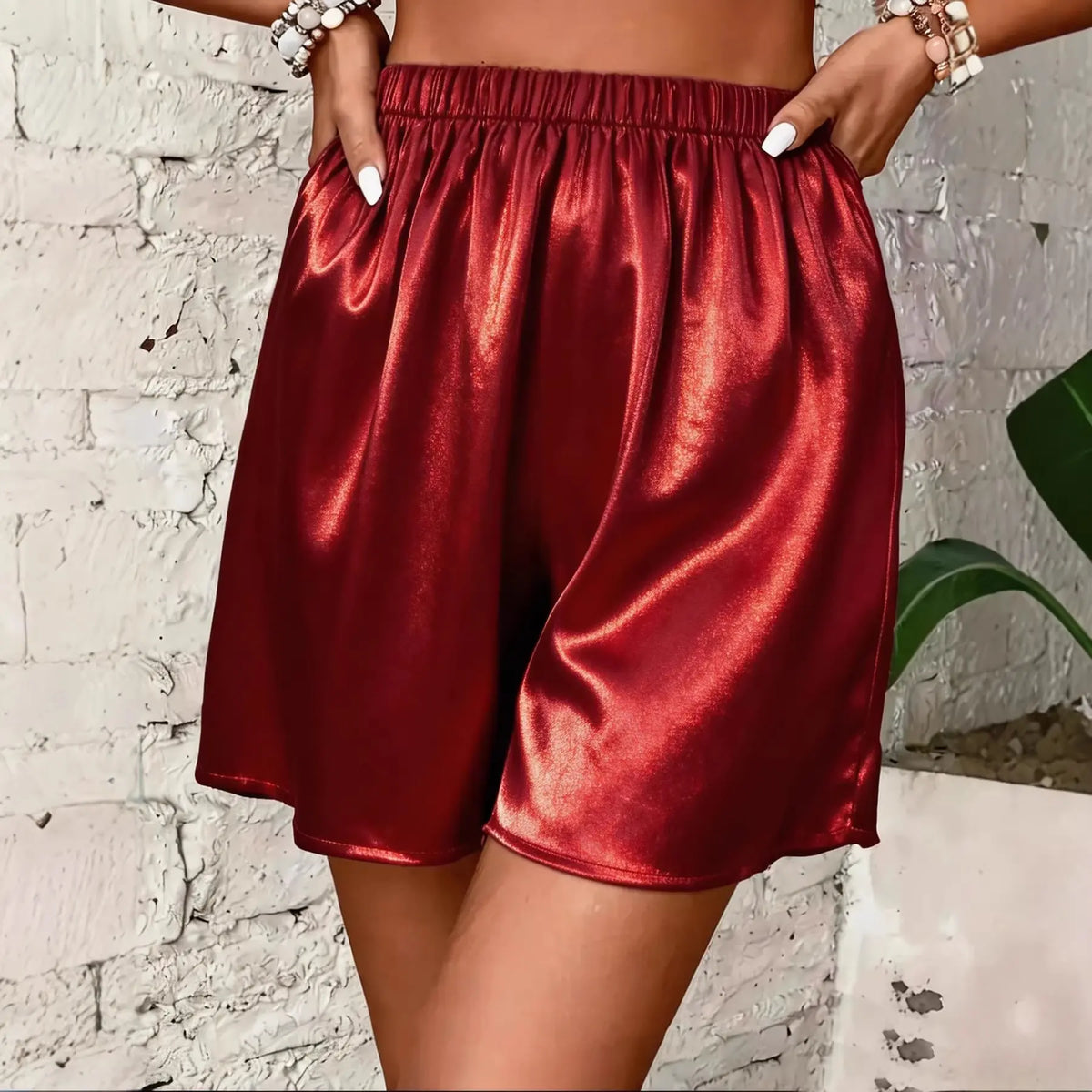 Short femme rouge satiné au style chic SecretBombe