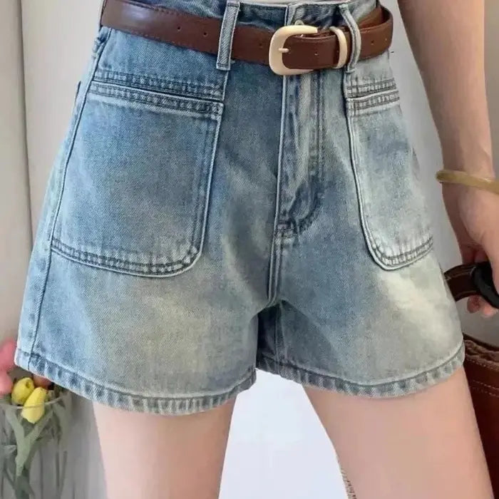 Short en jean femme bleu clair avec poches plaquées sur le devant SecretBombe