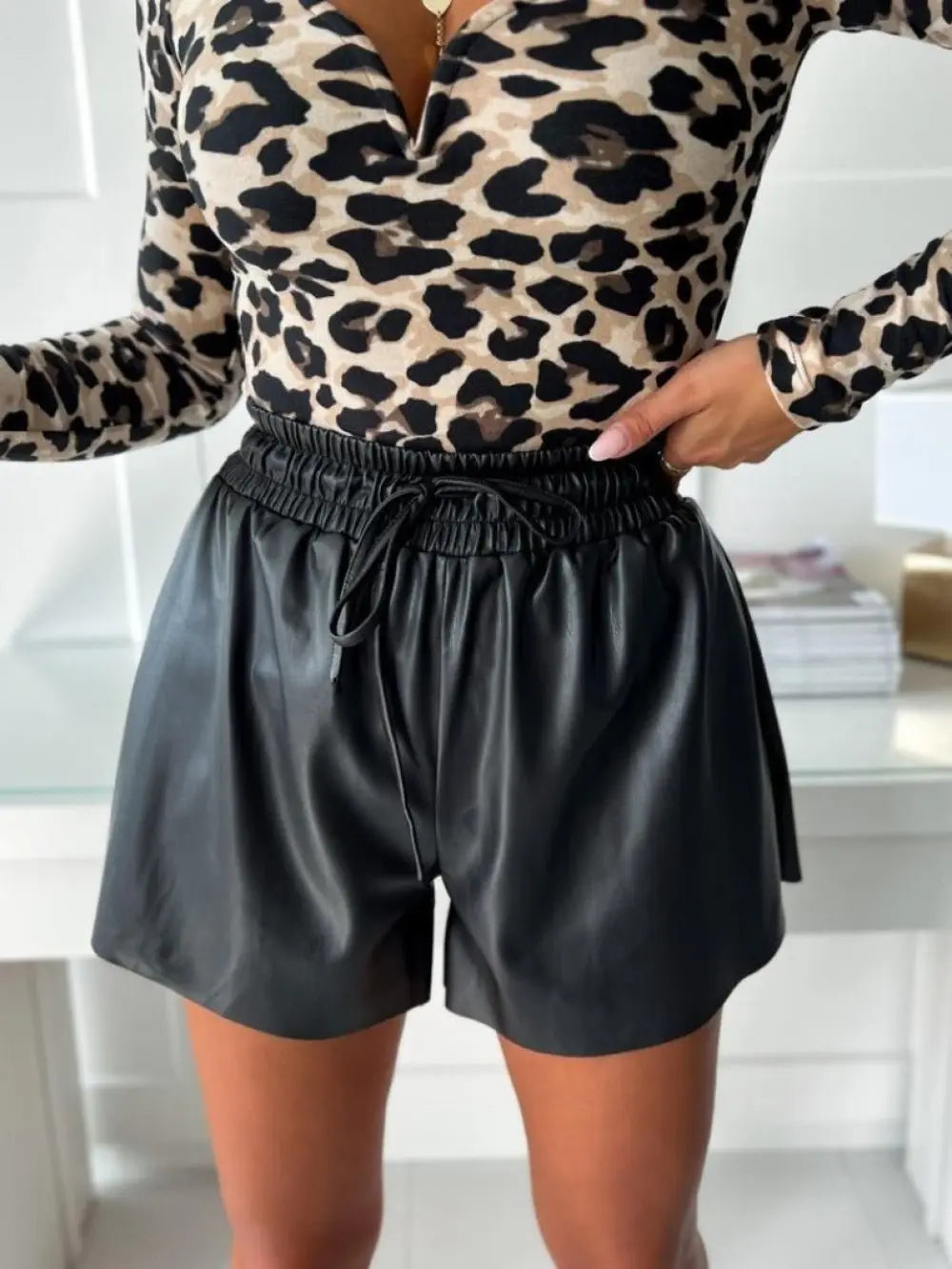 Short noir femme en cuir végan au look chic SecretBombe
