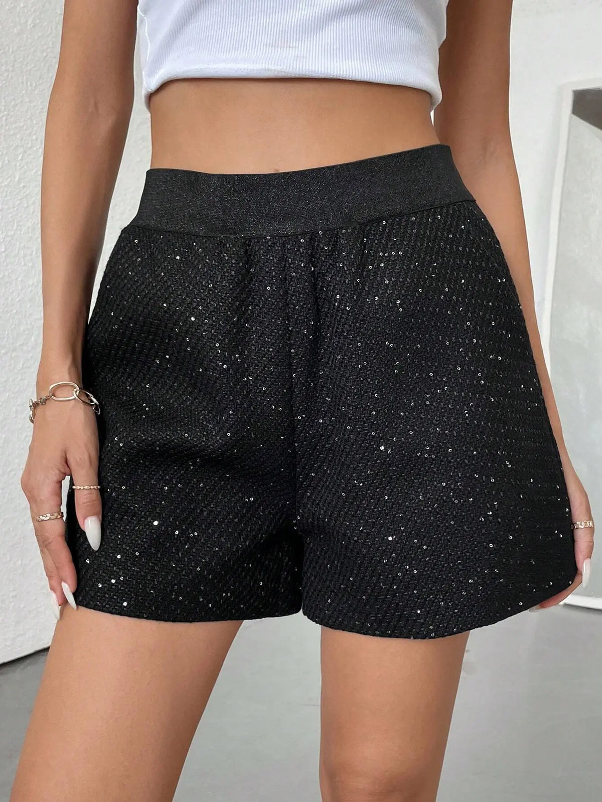 Short noir à paillettes femme porté avec une chemise blanche SecretBombe