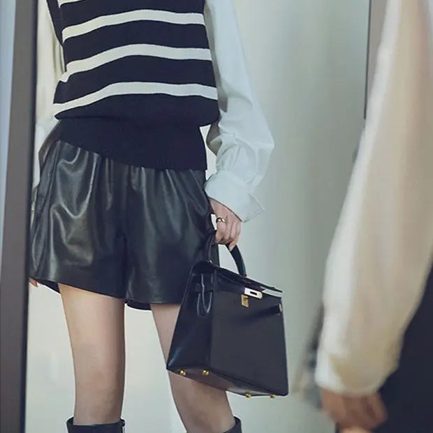 Short femme noir en cuir végan à coupe ample SecretBombe