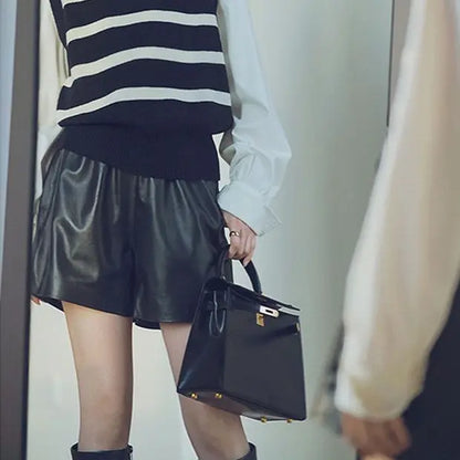 Short femme noir en cuir végan à coupe ample SecretBombe