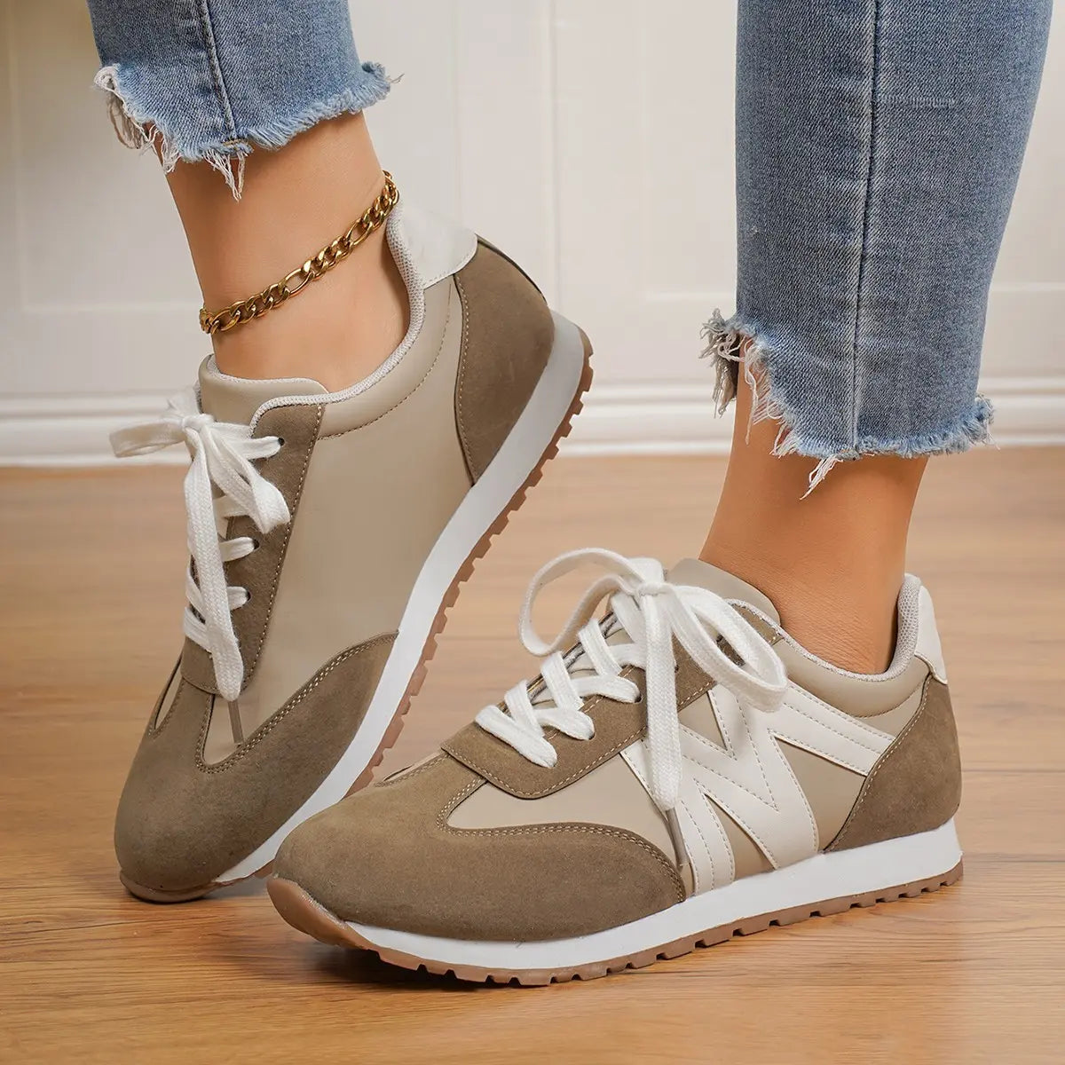 Sneakers femme taupeavec coutures apparentes vue de face