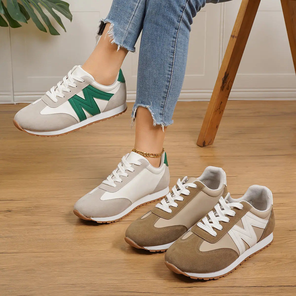 Détail des coutures apparentes et tissu technique des sneakers