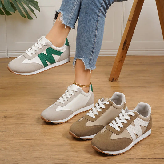 Détail des coutures apparentes et tissu technique des sneakers