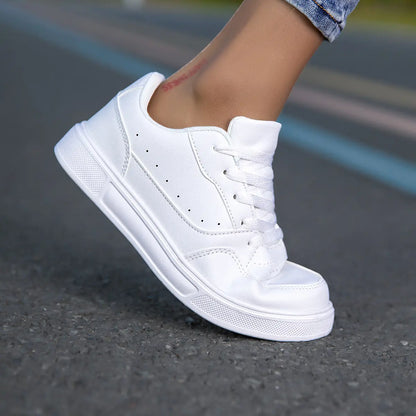 Sneakers blanches pour femme vue de dos