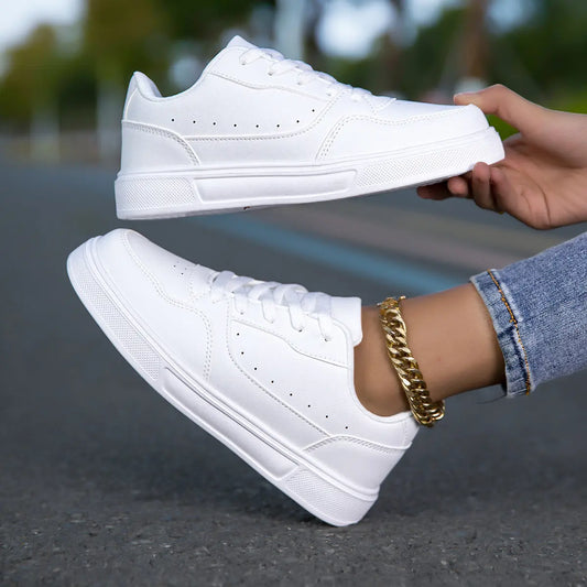 Sneakers blanches pour femme vue de face