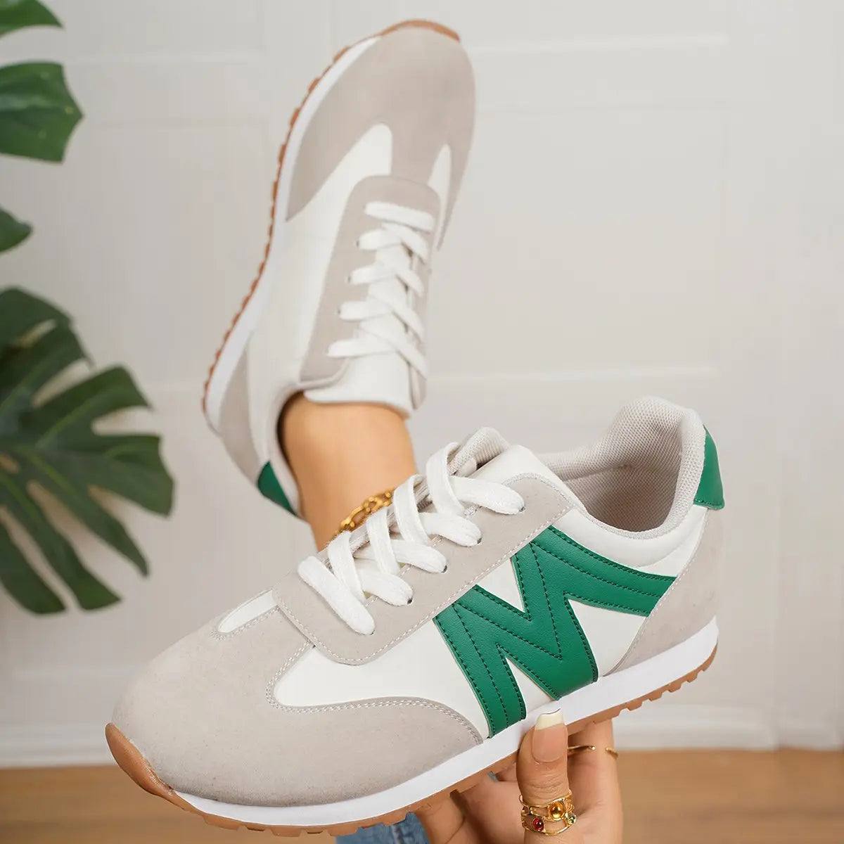 Sneakers femme vert vue de profil avec coutures visibles