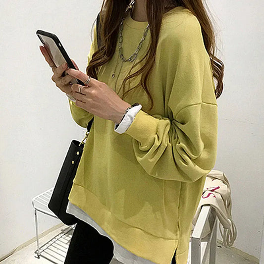 Sweat femme deux-en-un avec effet superposé, style décontracté chic, coupe ample, manches longues, plusieurs couleurs tendance, confortable et moderne